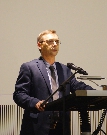 Dr. Christian Aegerter begrüßt das Publikum